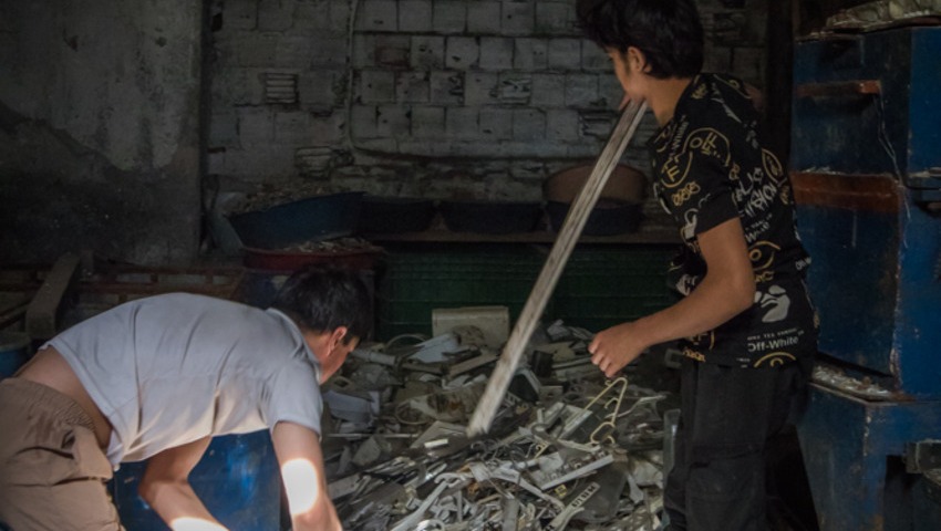 Istanbul, Turkiye Afghan labourers at a recycling factory in Cebeci, one of Istanbul’s many urban industrial districts, sort through plastic waste to put through the shredder at the unregulated recycling factory where they work. Turkiye’s recycling sector is filled with such small-scale operations that exploit undocumented migrants, forced to work in toxic conditions under threat of deportation for little pay, processing what often turns out to be dirty plastic waste imported from wealthy nations. Credit: Adnan Khan